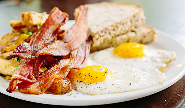 「ビソーズ」<br />営業時間｜月曜 7:00～15:00、火曜～金曜 7:00～15:00、17:00～22:00、土曜 8:00～15:00、17:00～22:00、日曜 8:00～15:00<br />2301 NW Savier Street Portland, OR 97210, United States<br />Tel. +1-503-228-2619<br />http://www.besaws.com