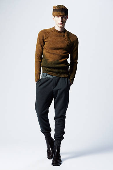 <strong>BOTTEGA VENETA（ボッテガ・ヴェネタ）</strong>　セーター14万400円、パンツ11万1240円、ハット6万3720円、ブーツ14万3640円（ボッテガ・ヴェネタ／阪急メンズ東京3階）