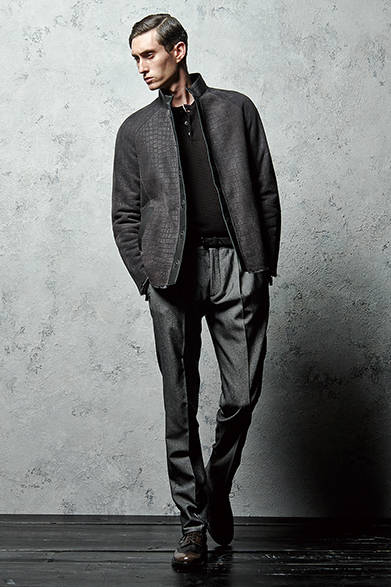 <strong>GIORGIO ARMANI（ジョルジオ アルマーニ）</strong>　非常に柔らかなムートン素材にクロコプリントをほどこしたエレガントなレザーは、通常のレザーにはない軽さと着心地の良さを追求。<br />レザーブルゾン59万4000円、セーター15万1200円、パンツ11万8800円、シューズ10万8000円、［ベルト参考商品］（ジョルジオ アルマーニ／阪急メンズ東京3階）