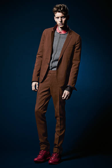 <strong>LANVIN（ランバン）</strong>　ジャケット34万8840円、シャツ6万4800円、パンツ9万1800円 ［阪急メンズ限定］、セーター、［シューズ参考商品］（ランバン／阪急メンズ東京2階）