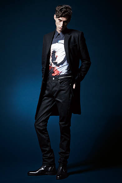 <strong>GIVENCHY（ジバンシィ）</strong>　今シーズンの象徴的なプリントをほどこした色鮮やかなプリントのシャツが全身ブラックのコーディネイトのアクセント。コートのライニングにもほどこされている色鮮やかなプリントにも注目。<br />コート21万8160円 ［阪急メンズ限定］、シャツ7万9920円 ［ともに9月下旬入荷予定］、デニムパンツ8万9640円、ブーツ17万3880円 ［9月下旬入荷予定］（ジバンシィ／阪急メンズ東京2階）