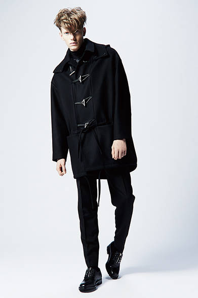 <strong>BALENCIAGA（バレンシアガ）</strong>　スポーティなダッフルコートを、ブランドのアイコニックなスタイルであるオーバーサイズのエッグシルエットに落とし込んだスタイル。クラシックなシルエットのダッフルコートに、レザーとメタルのコンビネーションで作られた“トグルディテール”がモダンなイメージをプラス。<br />コート18万6840円、プルオーバー6万8040円、パンツ7万200円、シューズ10万440円、［シャツ参考商品］（バレンシアガ／阪急メンズ東京2階）