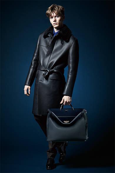 <strong>FENDI（フェンディ）</strong>　いかなるニーズにも対応できるというアイデアを掲げ、ハイテクでありながらも、素材本来の良さを生かした実用的なアイテムを提案するフェンディ。よりモダンかつラグジュアリーに進化した人気の「Selleria（セレリア）」シリーズから、究極のレザーコートが登場。<br />コート149万5800円、シャツ4万5360円、パンツ4万8600円、バッグ［W43×H35.5×D20.5cm］70万3080円、シューズ13万4460円（フェンディ／阪急メンズ東京3階）