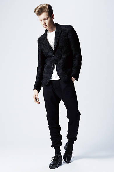 <strong>ALEXANDER McQUEEN（アレキサンダー・マックイーン）</strong>　ジャケットは阪急メンズのエクスクルーシブアイテム<br />ジャケット31万2120円 ［阪急メンズ限定］、Tシャツ3万7800円、パンツ8万5320円、シューズ9万8280円（アレキサンダー・マックイーン／阪急メンズ東京2階）