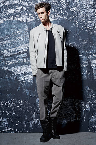 <strong>MAISON MARTIN MARGIELA（メゾン マルタン マルジェラ）</strong>　MAISON MARTIN MARGIELA定番の5ZIPライダースの阪急限定モデルを中心としたグレーのワントーンコーディネイト。<br />レザーブルゾン35万6400円 ［阪急メンズ限定］、タンクトップ3万4560円、パンツ5万760円、シューズ11万3400円（メゾン マルタン マルジェラ／阪急メンズ東京2階）