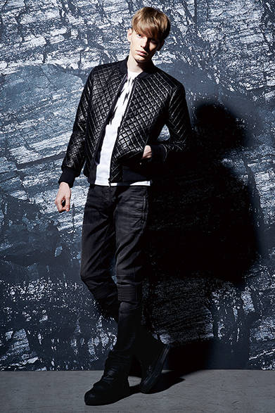 <strong>NEIL BARRETT（ニール バレット）</strong>　レザーブルゾン35万6400円 ［阪急メンズ先行販売］、Tシャツ2万7000円、デニムパンツ7万4520円、シューズ8万1000円（ニール バレット／阪急メンズ東京2階）
