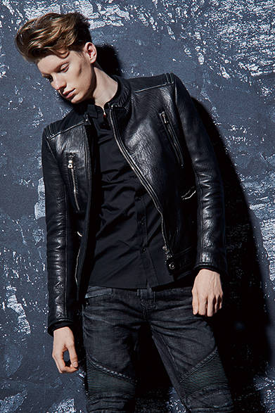 <strong>BALMAIN HOMME（バルマン オム）</strong>　阪急限定のライダースはBALMAIN HOMMEならでなの重厚なタイプ。エルボーをはじめ各所にほどこされた太めのステッチがアクセントになっている。<br />レザーブルゾン68万4720円、シャツ5万2920円、デニムパンツ15万6600円（バルマン オム／阪急メンズ東京2階）