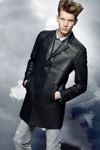 <strong>VIKTOR & ROLF（ヴィクター＆ロルフ）</strong>　ラムレザーを使用したコートは、背中やところどころにカッティングでウールフェルトを使用した遊びのあるハイブリッドデザインが特徴。メッシュをイメージしたシャツは、襟がリブ仕様のポップでスポーティなデザイン。<br />レザーコート36万7200円 ［阪急メンズ東京限定］、シャツ6万9120円 ［阪急メンズ東京限定］、デニムパンツ6万3720円（ヴィクター＆ロルフ／阪急メンズ東京2階）