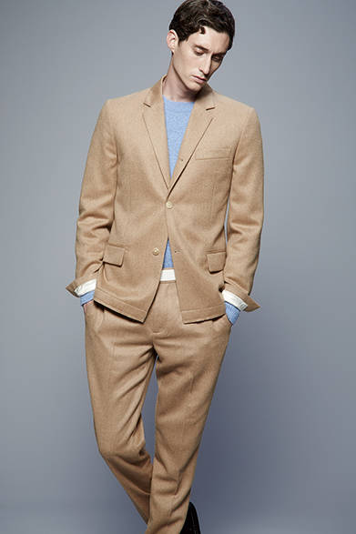 <strong>MARC JACOBS（マーク ジェイコブス）</strong>　70年代を代表するブリティッシュシンガー、ブライアン・フェリーからインスパイアされたキャメルウールのセットアップはハーフライナーでライトな着心地。ショート丈のジャケットにはアイボリーのライニングがほどこされたプレイフルなデザインが新鮮。袖口を折り返し、カラーコントラストを楽しみたい。<br />ジャケット21万3840円、セーター8万4240円、パンツ9万1800円、シューズ6万9120円（マーク ジェイコブス／阪急メンズ東京2階）