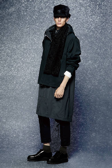 <strong>MARNI（マルニ）</strong>　スタンドカラーのコートに、モッズコートの前身頃のみが組み合わされた、スポーツとクラシックミリタリーのテイストがミックスされたレイヤードコート。<br />コート20万9520円 ※阪急メンズ限定、8月中旬入荷予定、セーター7万5600円、パンツ参考商品、ハット9万2880円、ファーストール33万2640円 ※受注生産につき9月15日（月・祝）まで受注承ります。ソックス6480円、シューズ9万8280円（マルニ／阪急メンズ東京2階）