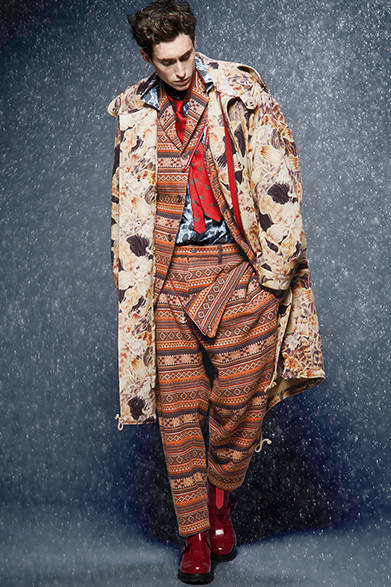 <strong>YOHJI YAMAMOTO（ヨウジヤマモト）</strong>　すべてを柄でコーディネイトした2014-15年秋冬コレクションのシーズンを代表するスタイリング。ヨウジヤマモトらしい分量感のあるフォルムに強烈なファスナー使いが斬新。<br />コート30万240円、ジャケット11万4480円、シャツ4万1040　円、パンツ6万1560円、ネクタイ1万6200円、シューズ9万5040円（ヨウジヤマモト／阪急メンズ東京2階）