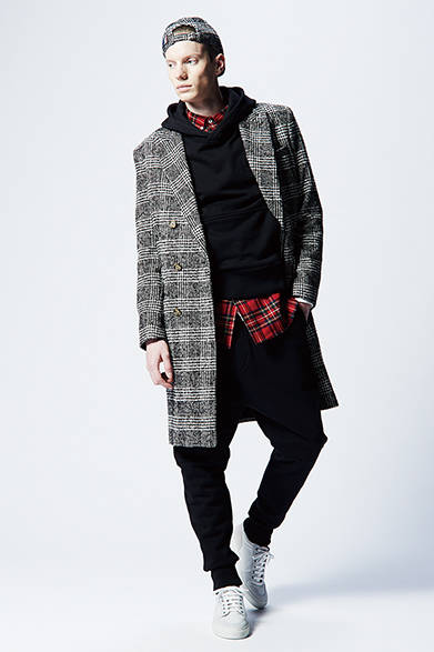 <strong>AMI Alexandre Mattiussi（アミ アレクサンドル マテュッシ）</strong>　コート12万7440円、パーカ3万7584円、シャツ5万3568円、スウェットパンツ3万8880円、キャップ1万7280円、スニーカー6万2640円（アミ アレクサンドル マテュッシ／阪急メンズ東京4階「ガラージュ D.エディット」）