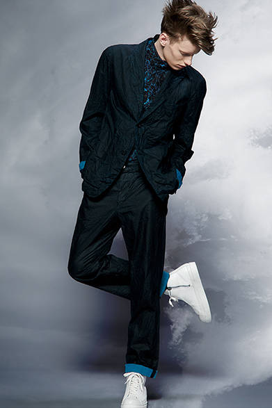 <strong>ISSEY MIYAKE MEN（イッセイ ミヤケ メン）</strong>　ジャケットとパンツはセットアップで、独特のシワ感が特徴。洗いをかけることで顔料が落ち、生地表面に元来の生地色であるブルーが感じられる風合いがこのブランドならでは。シャツは手染めによる美しい色とマグマをイメージしたひび割れ柄が特徴。<br />ジャケット8万6400円、シャツ5万1840円、パンツ4万3200円、スニーカー4万7520円（イッセイ ミヤケ メン／阪急メンズ東京3階）