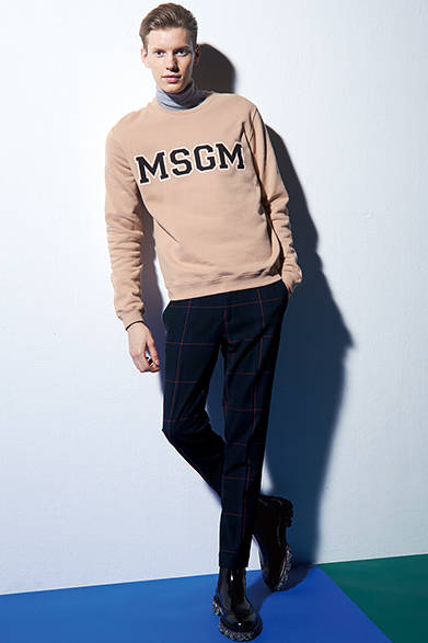 <strong>MSGM（エムエスジーエム）</strong>　カレッジスタイルをイメージしたあたらしいロゴスウェットとニットをコーディネイト。マクロチェックのテーパードパンツを合わせて軽快に。<br />スウェット2万7000円、パンツ4万2120円、セーター、［シューズ参考商品］（エムエスジーエム／阪急メンズ東京4階「ガラージュ D.エディット」）