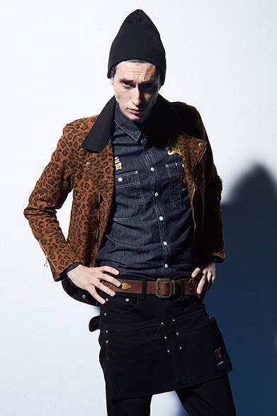 <strong>NEIGHBORHOOD×CARHARTT（ネイバーフッド×カーハート）</strong>　NEIGHBORHOOD×CARHARTTのコラボレーションアイテムは、カーハートの定番素材であるコットンダック地を使用したレオパード柄のライダースジャケットなど、あえてワークっぽくない、ハードで男っぽい柄やデザインを採用。<br />ジャケット5万5080円、シャツ2万2680円、パンツ2万3760円、ニットキャップ4860円、エプロン9720円（ネイバーフッド×カーハート／阪急メンズ東京4階）※8月23日（土）オープン予定