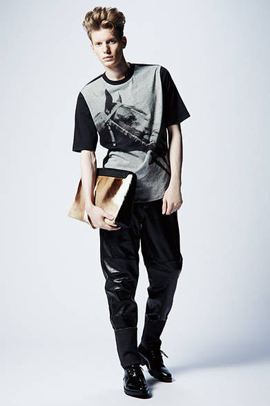 <strong>3.1 PHILLIP LIM（3.1 フィリップ リム）</strong>　2014年秋コレクションは“ウェスタンカウボーイ”からインスピレーションを受けたコレクションを展開。ランウェイにも登場するピクセルが粗い馬のグラフィックプリントが阪急オープン限定でTシャツで登場！　さらに、スプリングボックの毛を使用した新型のクラッチバッグが阪急オープン限定商品で登場する。<br />Tシャツ3万9960円 ※阪急メンズ東京限定、レザーパンツ29万8080円、クラッチバッグ［W40×H25×D10cm］15万7680円 ［阪急メンズ東京限定］、シューズ7万200円（3.1 フィリップ リム／阪急メンズ東京4階）※8月23日（土）オープン予定