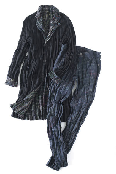 <strong>ISSEY MIYAKE MEN（イッセイ ミヤケ メン）</strong>　ツイストラッセルリバー9万7200円、サイバーグリッドデニム4万7520円（イッセイ ミヤケ メン／阪急メンズ東京3階）