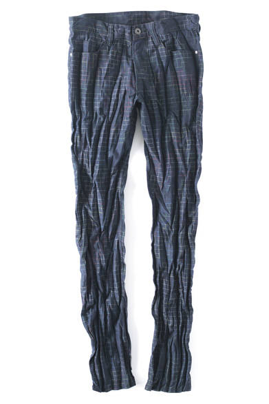 <strong>ISSEY MIYAKE MEN（イッセイ ミヤケ メン）</strong>　サイバーグリッドデニム4万7520円（イッセイ ミヤケ メン／阪急メンズ東京3階）