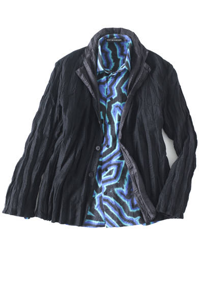 <strong>ISSEY MIYAKE MEN（イッセイ ミヤケ メン）</strong>　ツイストラッセルリバー 8万1000円、イナズマドリップシャツ4万5360円（イッセイ ミヤケ メン／阪急メンズ東京3階）