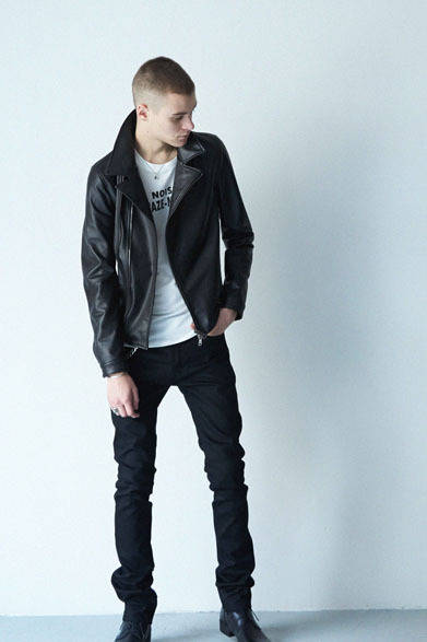 ブルゾン 9万2880円、パンツ 1万6200円、TEE 7776円、ネックレス 2万1600円、ブーツ 4万6400円