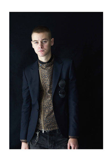 ジャケット 6万4800円、インナーブルゾン 2万7000円、パンツ 2万5920円、ウォレットチェーン 8640円