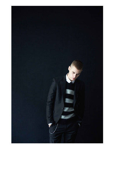 ジャケット 6万4800円、スラックス 2万5920円、シャツ 1万7280円、ニット 1万8360円