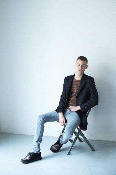 コート 5万8320円、パンツ 2万5920円、カットソー 9936円