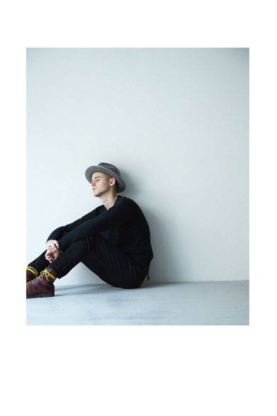 ニット 1万9440円、パンツ 1万6200円