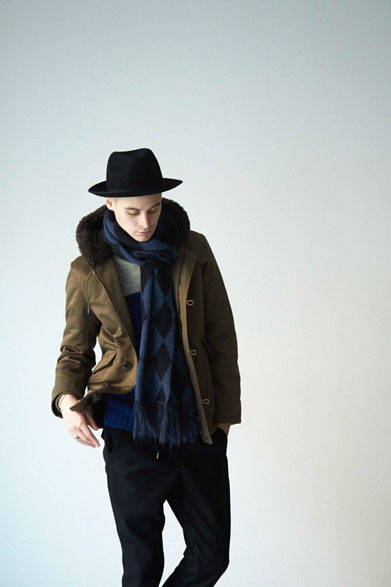 ブルゾン 6万480円、ニット 1万8360円、パンツ 2万2680円、マフラー 1万4040円、ハット 2万520円