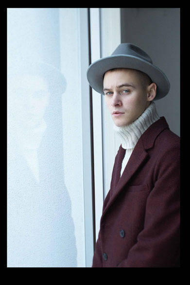 コート 5万6160円、ニット 1万8360円、ハット 2万520円