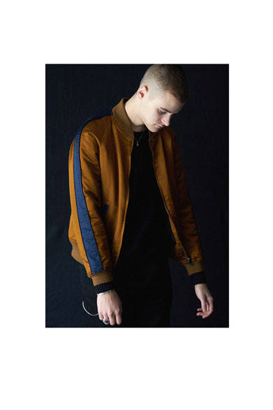 ブルゾン 4万2120円、ニット 1万1880円、パンツ 1万6200円、ネックレス 2万1600円