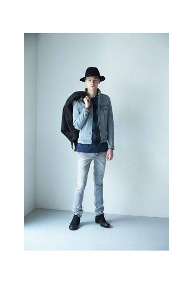 ブルゾン 3万4560円、ニット 2万520円、パンツ 2万5920円、ブーツ 4万6400円、ハット 2万520円