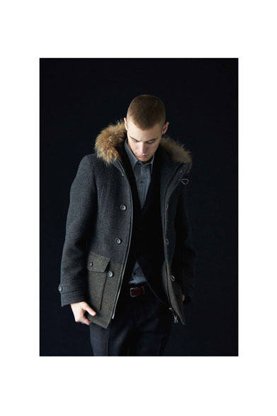 ブルゾン 6万480円、ジャケット 5万4000円、シャツ 1万7280円、パンツ 2万3760円、ベルト 1万1340円