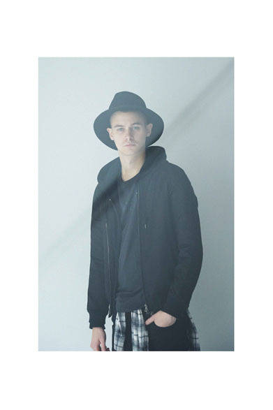 ブルゾン 4万2120円、パーカー 2万1600円、カットソー 7776円、シャツ 1万7280円