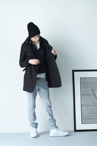 コート 4万5360円、ブルゾン 3万4560円、カットソー 7776円、パンツ 1万9440円、ニットキャップ 7020円