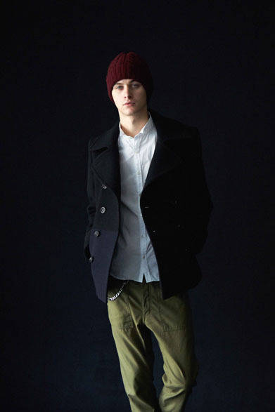 コート 5万6160円、シャツ 1万7280円、パンツ 2万520円、ニットキャップ 7020円