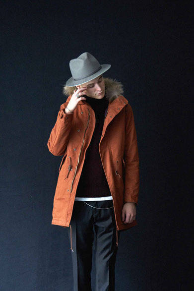 コート 6万9120円、ニット 2万520円、スラックス 2万5920円、ハット 2万520円