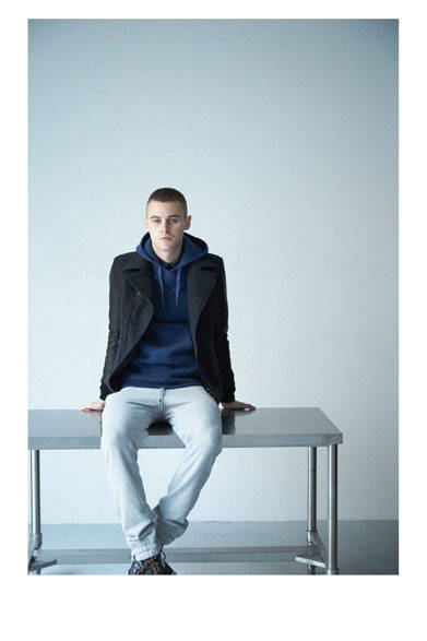 コート 6万2640円、ニット 1万7280円、パンツ 1万7280円