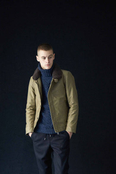 コート 4万9680円、ニット 1万8360円、パンツ 2万2680円