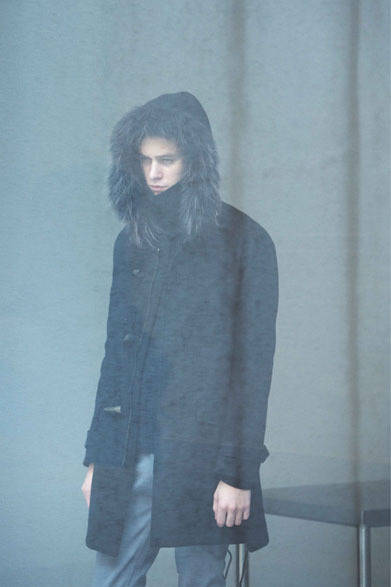 コート 6万2640円、パンツ 2万5920円