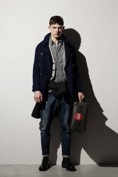 杢ツイードコート6万2640円、ラグ柄ベスト3万5640円、チェックシャツ2万1600円、テーパードセルビッチデニム2万9160円