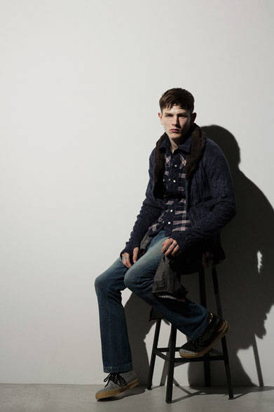 ボアカラーフリースシャツ3万240円、チェックシャツ2万3760円、デニムジャージパンツ3万5640円、ラグ柄シューズ3万6720円