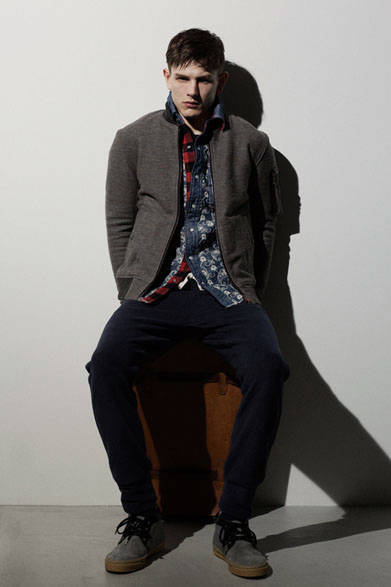 ネップツィルMA-1 4万7520円、デニム刺繍シャツ3万5640円、フリースパンツ1万9440円、ラグ柄シューズ3万6720円