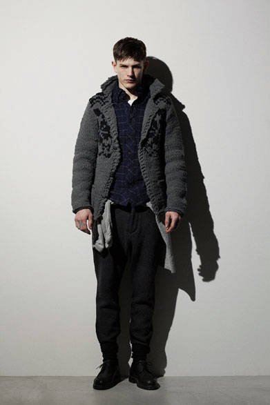 フリースカウチンニット7万1280円、チェックシャツ2万1600円、杢ツイードパンツ2万7000円