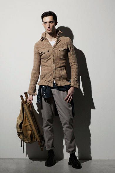 フリースシャツ2万520円、チノパン2万3760円