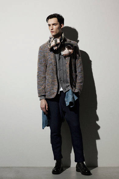 ブークレーツイードジャケット3万5640円、ネイティブニット3万8880円、杢ツイードパンツ2万7000円、ラグ柄ストール1万5120円