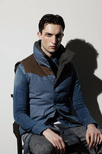 リバーシブルデニムダウンベスト 7万3440円、デニムジャージシャツ3万5640円、杢ツイードパンツ2万7000円