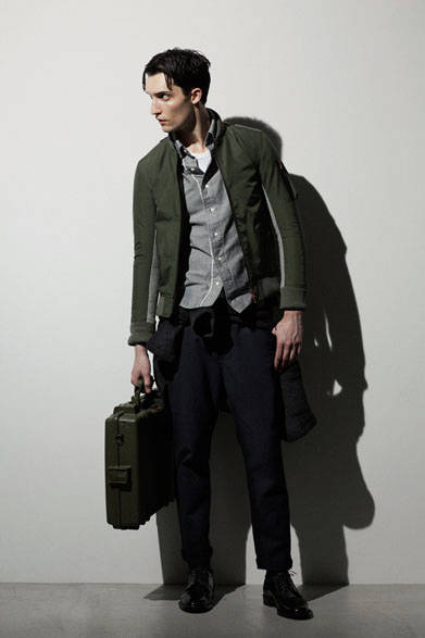 後ろ身ラグ柄MA-1 7万3440円、オックスシャツ2万3760円、チノパンツ2万3760円