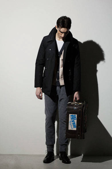 ナイロンPコート7万9920円、ラグ柄カーディガン3万1320円、フリースパンツ1万9440円