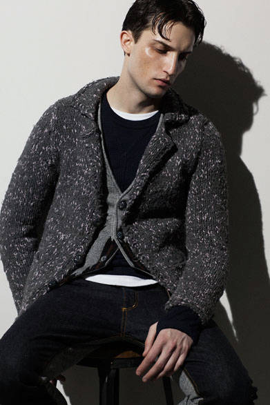 ツイードテープニット7万9920円、ラグ柄ベスト4万8600円、デニム×裏毛パンツ1万9440円